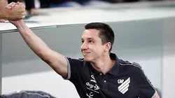 Torcida do Athletico perde a paciência com Barros após derrota para o Vasco