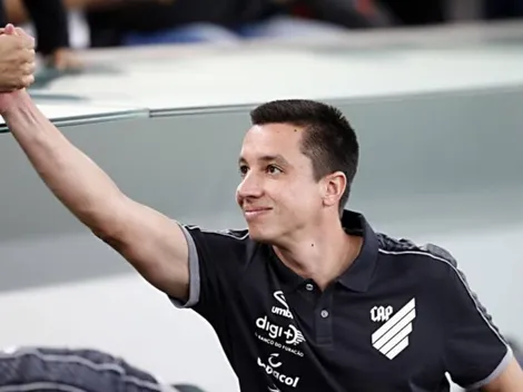 Torcida do Athletico perde a paciência com Barros após derrota para o Vasco