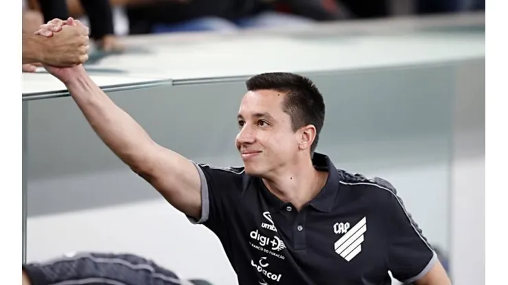 Torcida do Athletico perde a paciência com Barros após derrota para o Vasco