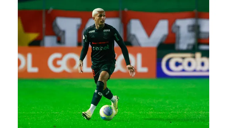 Foto: Luiz Erbes/AGIF - Wesley é alvo no mercado