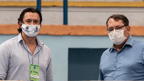 Empresário Pedro Lourenço (D) ao lado do presidente Sérgio Rodrigues (Foto: Gustavo Aleixo/Cruzeiro/Divulgação)