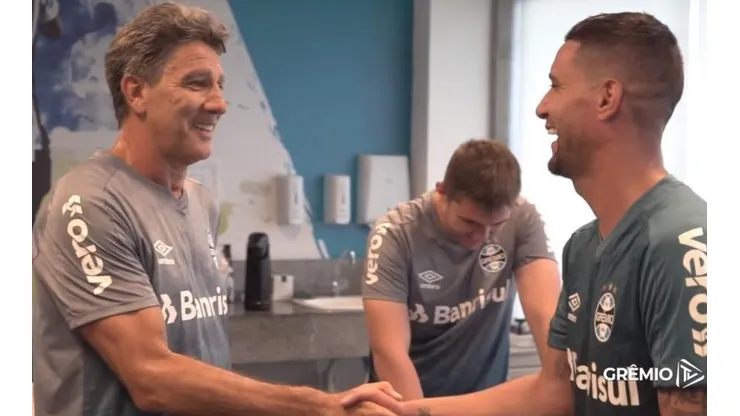 Renato 'peita' torcida com Thiago Neves e alfineta imprensa