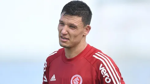 Musto ganha vaga de meio-campista com Covid-'9