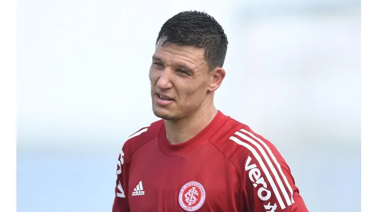 Musto ganha vaga de meio-campista com Covid-'9