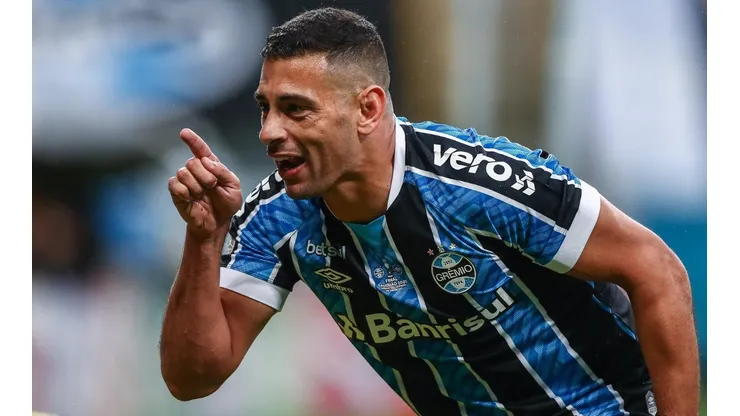 Diego Souza marca, Grêmio toma a virada mas conquista tri do Gauchão