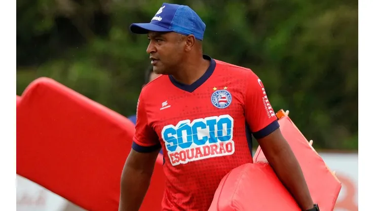 Sem Gregore, Roger confirma mudanças no meio de campo do Bahia