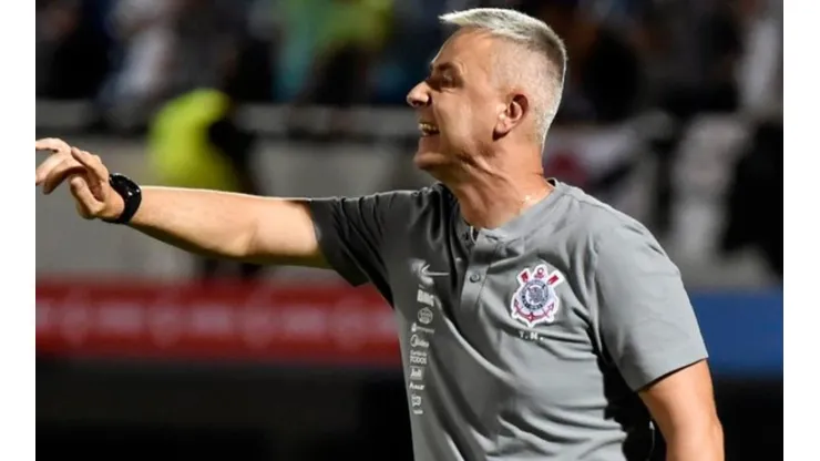 Duílio garente Tiago Nunes, mas espera evolução no futebol apresentado pelo time