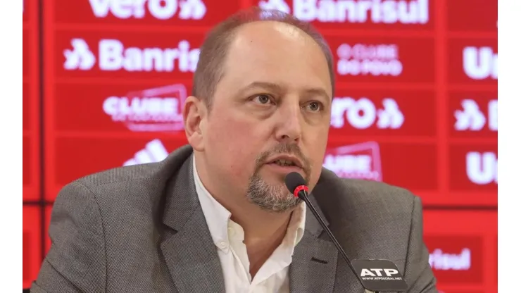 Barcellos encerra assunto sobre Alexandre Pato: "Página virada"