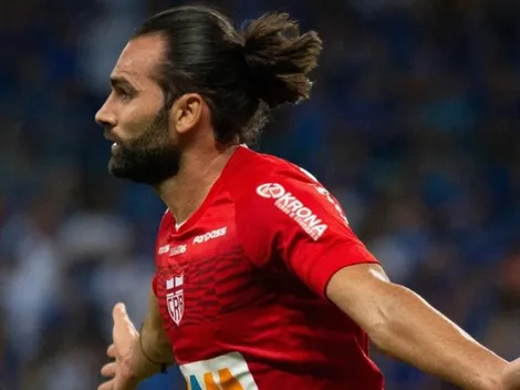 Léo Gamalho, do CRB, é oferecido ao Vasco e diretoria já avalia possibilidade; reserva para Cano entra em pauta