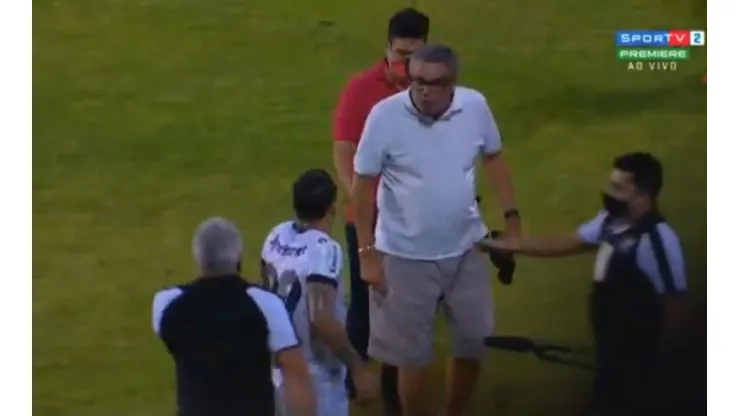 Presidente do Vitória ameaça meia Vina: "Você apanha, seu vagabundo"