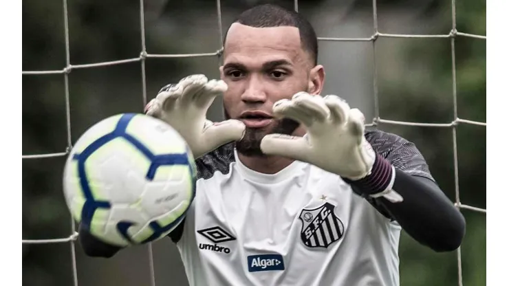 Everson anuncia volta aos treinos no Santos