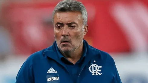 Domènec cogita barrar medalhão do time titular do Flamengo contra o Santos
