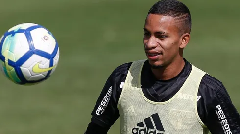 Paulinho Bóia volta a treinar e Diniz define time do São Paulo