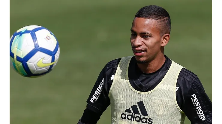 Paulinho Bóia volta a treinar e Diniz define time do São Paulo