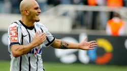 Otero que seguir conselhos de Fábio Santos para fazer sucesso no Timão