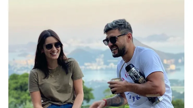 Esposa de Arrascaeta sai em defesa do meia e crítica jornalista do FOX Sports