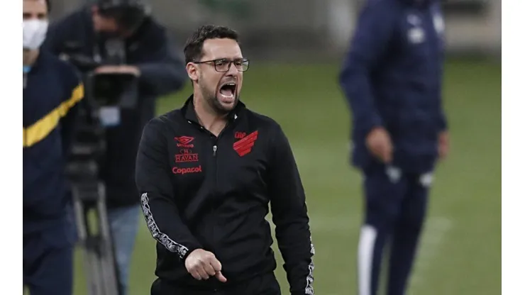 Sem Lucas Silvestre, Athletico tem 5 mudanças na equipe para enfrentar o Fluminense