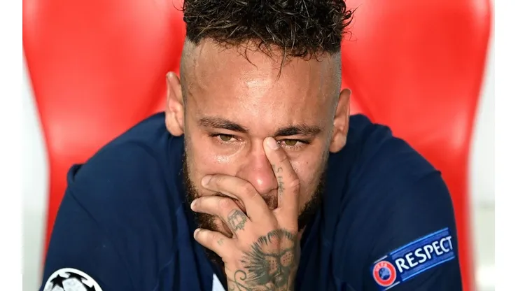 Neymar chora após perder título da Champions