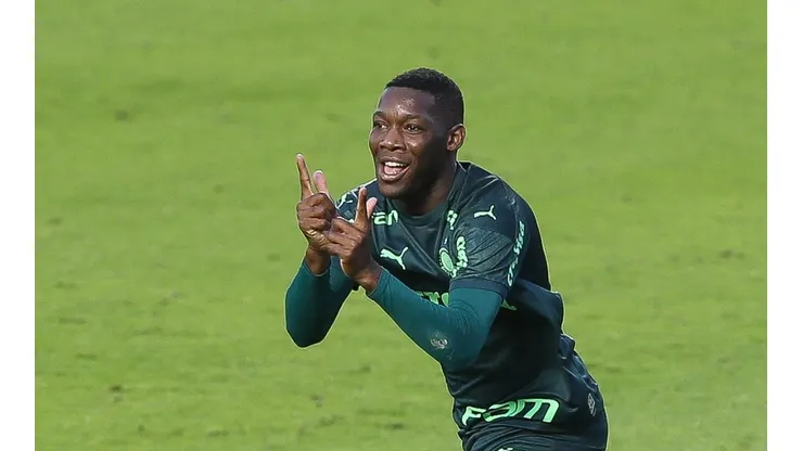 Palmeiras conta com venda de dois atacantes para segurar Patrick de Paula em seu elenco