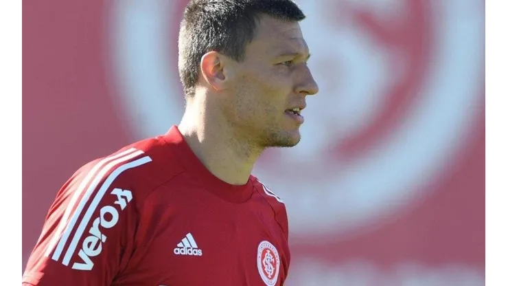 Musto deve dar vaga para Lindoso contra o Galo.