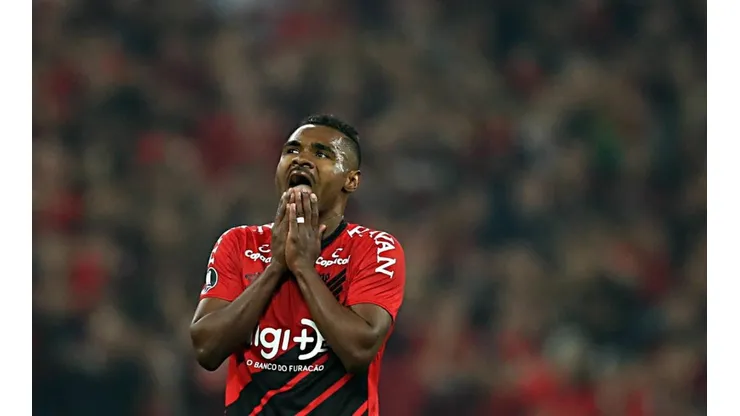 Diretoria do Athletico cobra postura do elenco contra o Fluminense