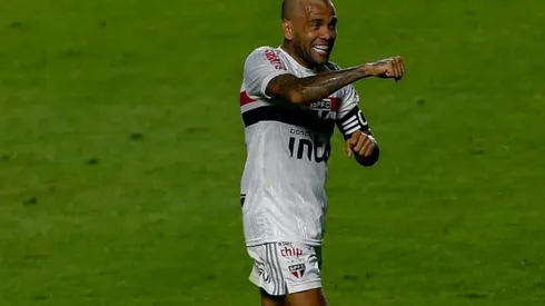 Torcedores veem indireta de Dani Alves para Pato em publicação