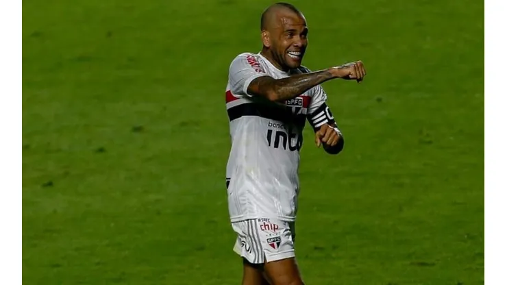 Torcedores veem indireta de Dani Alves para Pato em publicação
