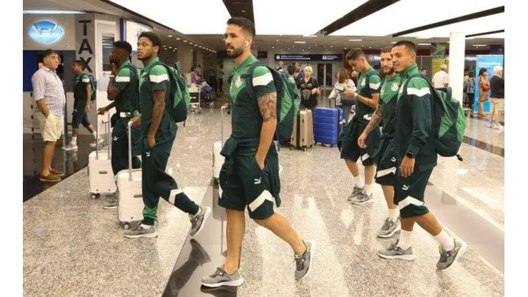Torcida protesta contra elenco do Palmeiras após vitória sobre CAP