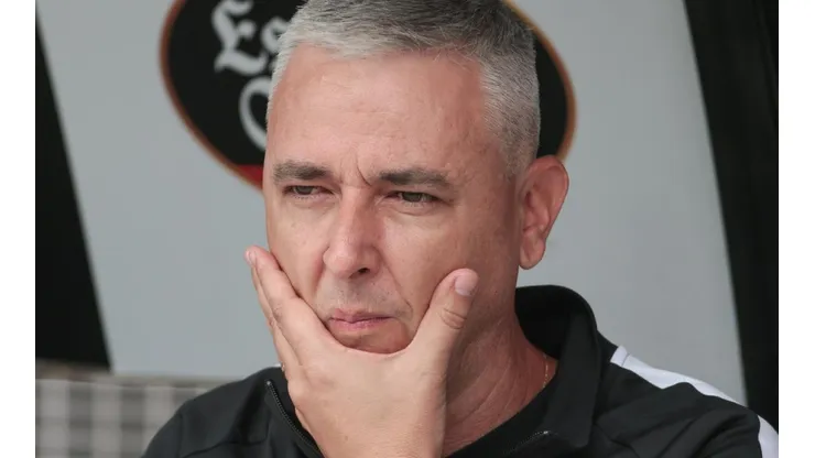 Tiago Nunes vê setor carente de opções no Corinthians.
