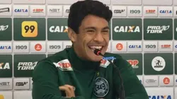 Matheus Bueno "fura a fila" e assume titularidade no Coritiba