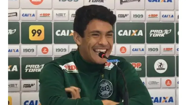 Matheus Bueno "fura a fila" e assume titularidade no Coritiba