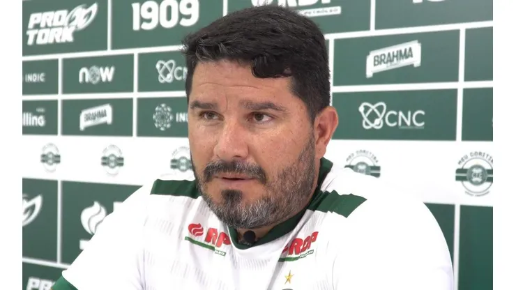 Após nova derrota do Coritiba, Barroca lamenta expulsão no primeiro tempo