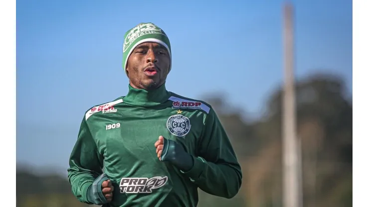 Matheus Sales deve ficar à disposição do Coritiba contra o Corinthians