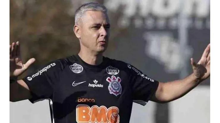 Tiago Nunes ironiza erros da arbitragem contra o Grêmio