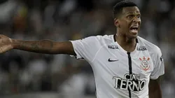 Jô reclamou muito do lance.