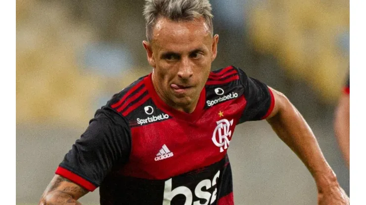 Flamengo age rápido com saída de Rafinha e prepara anúncio de novo lateral-direito