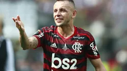 Rafinha toma decisão após proposta do Olympiacos