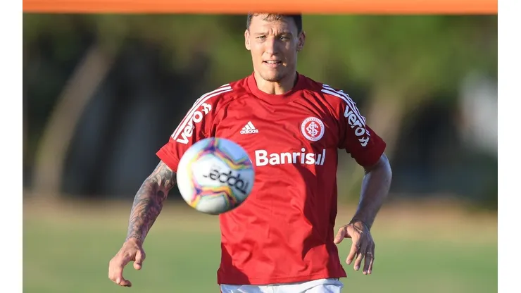 Inter: Musto volta a treinar e deve ser titular contra o Santos