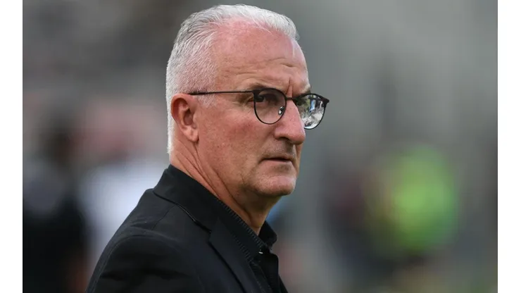 Dorival 'dá pista' de titularidade para Vitinho