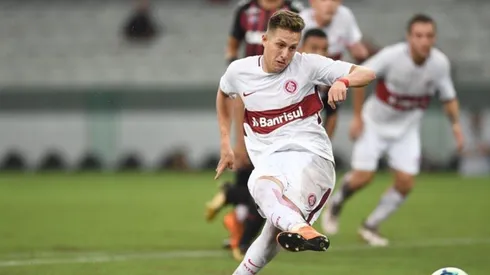 Fora dos planos de Eduardo Coudet, Richard espera definir seu futuro em breve; destino do jogador deve ser a Europa