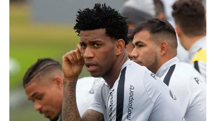 Gil e mais um testam positivo para Covid-19 no Corinthians