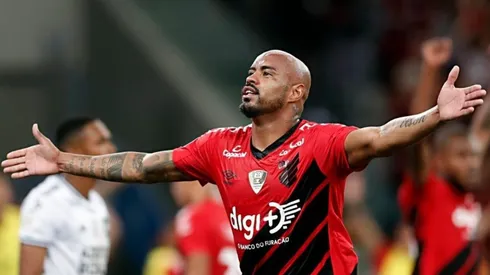 Thiago Heleno e mais 4 voltam ao time do Athletico contra o Goiás