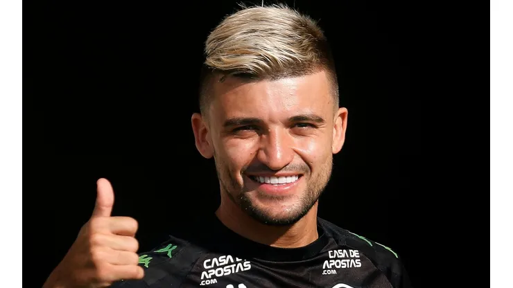 Titular de Autuori, atacante é exaltado por Victor Luis