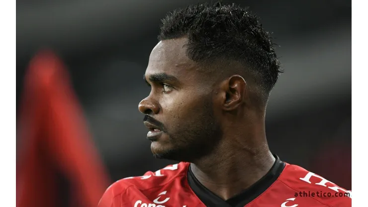 Nikão desabafa nas redes sociais após sofrer ataques racistas