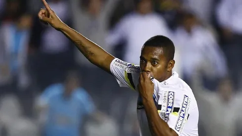 Com Robinho livre no mercado, Santos corre para quitar dívidas na Fifa