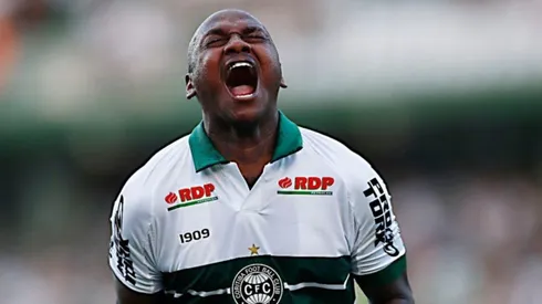 Sassá treina entre os titulares do Coritiba na estreia do Brasileirão