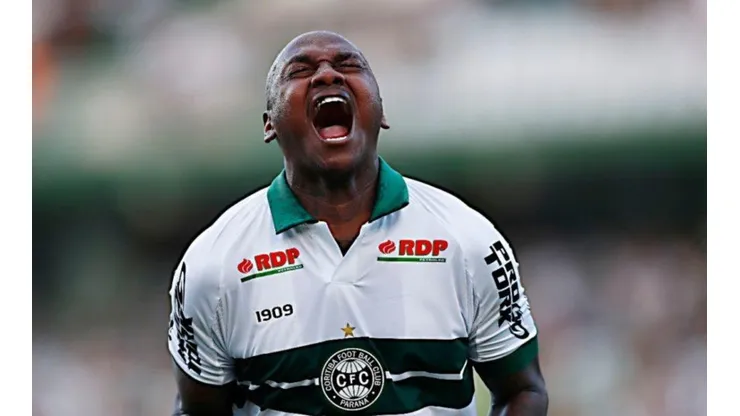 Sassá treina entre os titulares do Coritiba na estreia do Brasileirão
