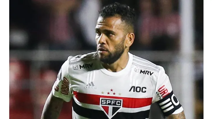 Dani Alves rebate provocação nas redes sociais