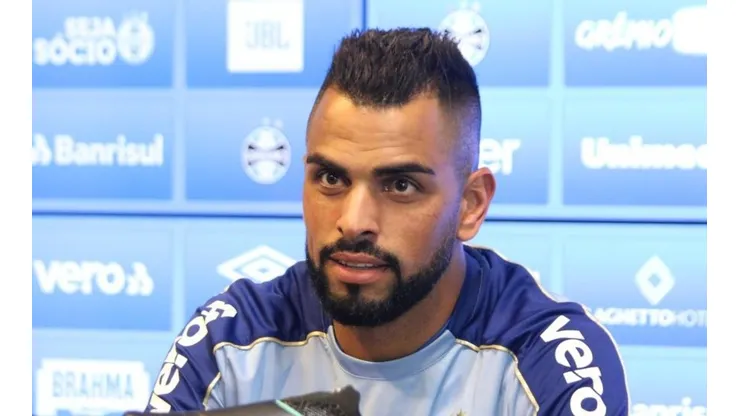 Maicon decide no Gre-Nal e 'cutuca' Inter