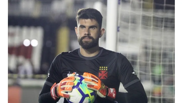 Vasco busca goleiro para ser concorrente de Fernando Miguel